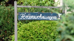 Schild mit der Beschriftung "Ferienwohnungen!"