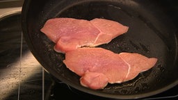 Die Hähnchenbrust wird in der Pfanne angebraten