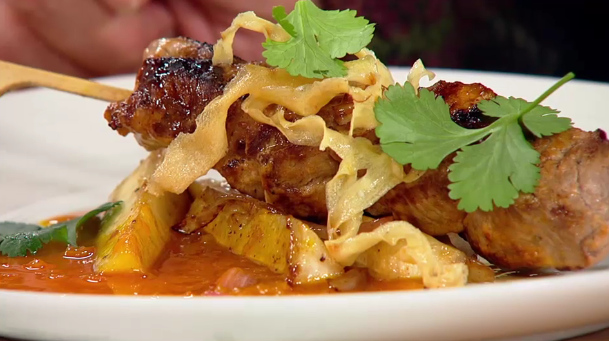 Zarte Fleischspießchen mit raffiniertem Wurzelgemüse