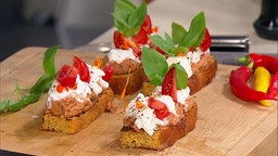 Focaccia-Schnitte mit Tomaten-Aprikosencreme, Burrata und Tomaten 
