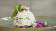Frischkäsebällchen mit Wildkräuterblüten