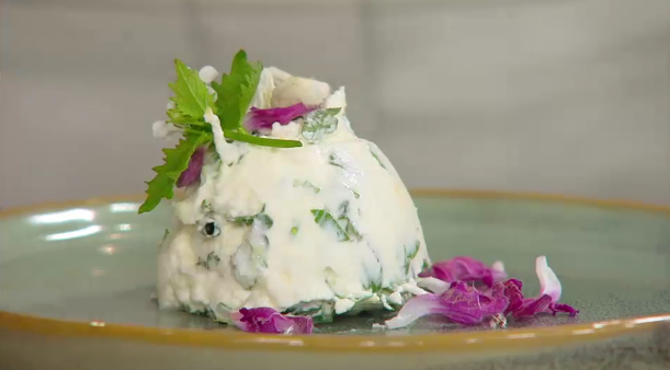 Frischkäsebällchen mit Wildkräuterblüten