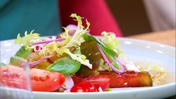 Zu sehen ist fruchtiger Tomatensalat.
