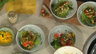 Frühlings-Bowl mit Kohlrabi, Möhren, Tofu und Limetten-Dressing