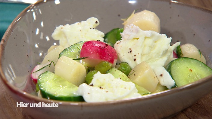 Frühlingssalat mit Spargel, jungen Erbsen, Radieschen und Burrata