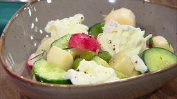 Frühlingssalat mit Spargel, jungen Erbsen, Radieschen und Burrata