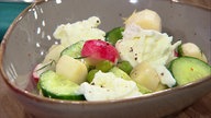 Frühlingssalat mit Spargel, jungen Erbsen, Radieschen und Burrata