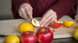 Ein Apfel wird entkernt.