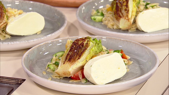 Gebratener junger Salat mit lauwarmen Risoni und Cherrytomaten