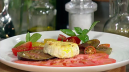 Gebratener Ricotta mit Salat von bunten Tomaten und Basilikumöl