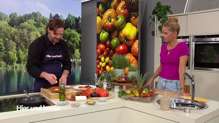 Gebratener Ricotta mit Salat von bunten Tomaten und Basilikumöl