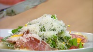 Gebratener Spargel mit Bergkäse, Schinken und Wildkräutern
