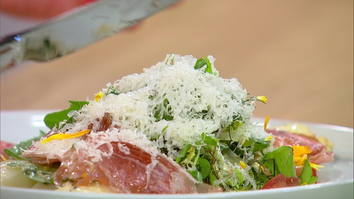 Gebratener Spargel mit Bergkäse, Schinken und Wildkräutern