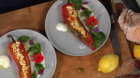 Gefüllte Spitzpaprika mit Couscous, Feta und Zitronenjoghurt