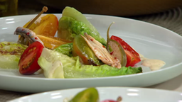 Gegrillte Kopfsalatherzen mit Parmesan-Dressing, Kirschtomaten, Kapernäpfeln und Sardinen