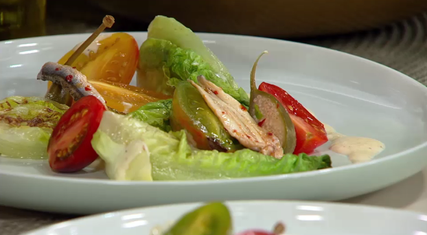 Gegrillte Kopfsalatherzen mit Parmesan-Dressing, Kirschtomaten, Kapernäpfeln und Sardinen