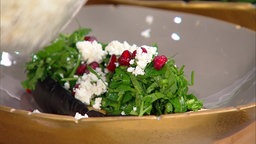 Geschmorte Aubergine mit Feta, Granatapfelkernen und Petersiliensalat