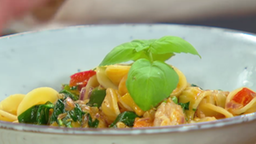 Geschmorte Hähnchenkeulen mit Pastabällchen, Paprika und Babyspinat