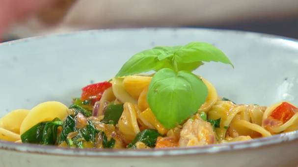Geschmorte Hähnchenkeulen mit Pastabällchen, Paprika und Babyspinat