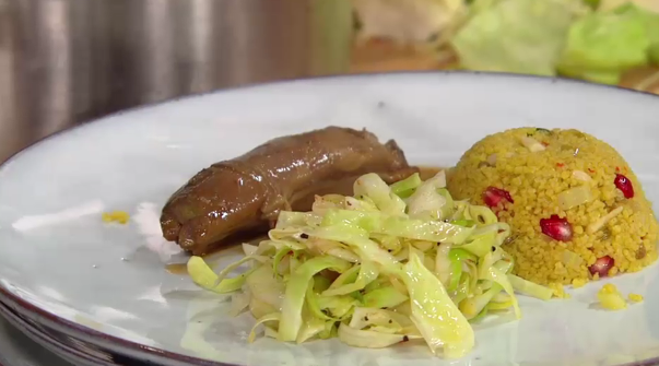 Geschmorte Lammhaxe mit Spitzkohl und Couscous