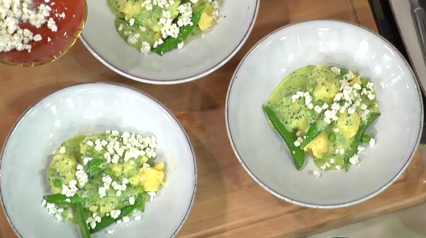 Hausgemachte Gnocchi mit Bärlauchsoße, jungen Erbsen und Zuckerschoten