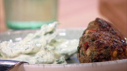 Gurkensalat mit würzigen Lammfrikadellen
