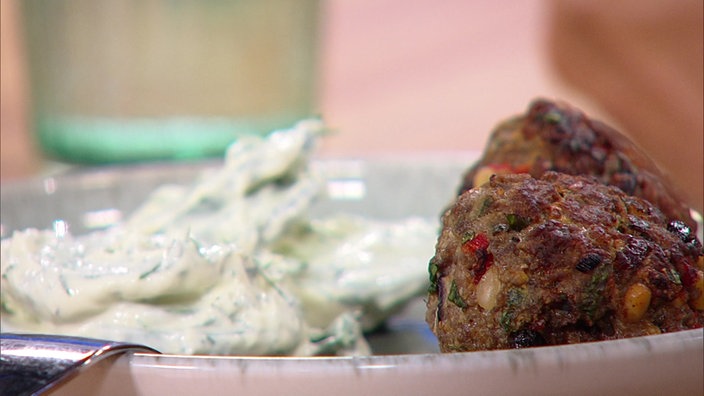 Gurkensalat mit würzigen Lammfrikadellen