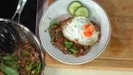 Würzige Hackfleischpfanne mit Brokkoli, Chili, Reis und Spiegeleiern