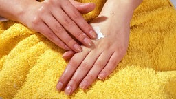 Handpflege, Creme, gelbes Handtuch
