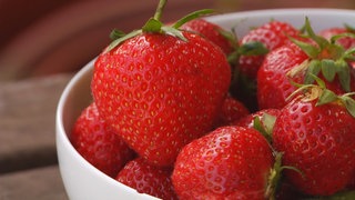 Das Bild zeigt eine Schale voller Erdbeeren.