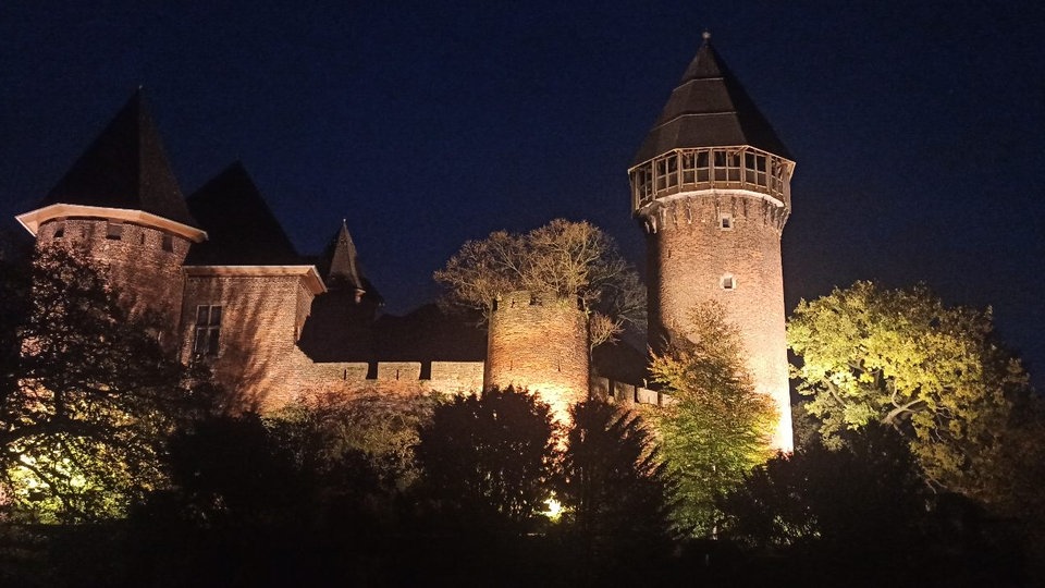 Burg bei Nacht