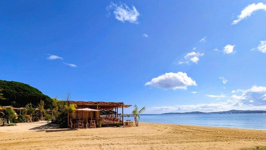 Hütte am Strand und blauer Himmel