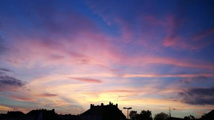 Abendlicher Himmel über einer Wohnsiedlung