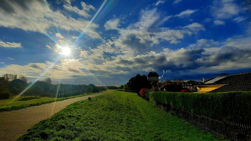 Strahlender Sonnenschein auf einem Feldweg in Hohenbudberg