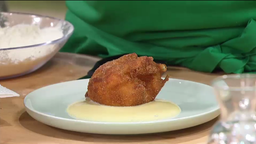 Holunderbeignets mit Vanillesauce