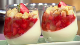 Joghurt-Panna-Cotta mit Rhabarber-Erdbeerkompott