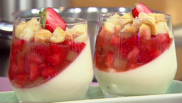 Joghurt-Panna-Cotta mit Rhabarber-Erdbeerkompott