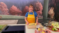 Julia Floß beim Kochen im Hier und heute-Studio