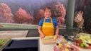 Julia Floß beim Kochen im Hier und heute-Studio