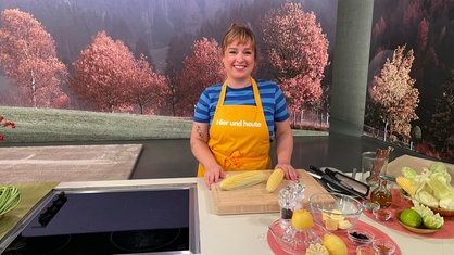 Julia Floß beim Kochen im Hier und heute-Studio