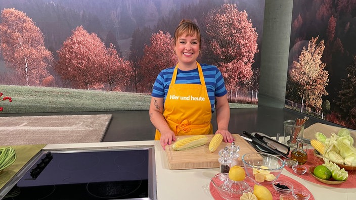 Julia Floß beim Kochen im Hier und heute-Studio