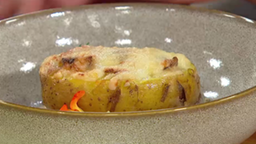 Gratinierte Kartoffeln mit Pilzragout und Käse