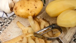 Kartoffeln und Schäler 