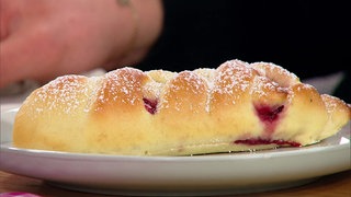 Süße Kirschteilchen mit saftiger Mohnfüllung