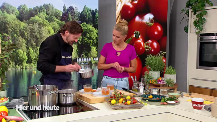 Klare Tomatensuppe mit Kirschtomaten-Spieß