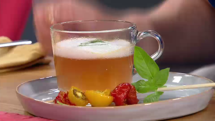 Klare Tomatensuppe mit Kirschtomaten-Spieß