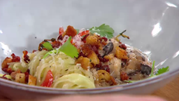 Kohlrabi-Spaghetti mit Speck-Croutons und Pilzen