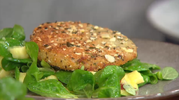 Knusprige Kohlrabischnitzel und Feldsalat mit Kartoffeldressing