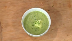 Kohlrabisuppe mit Bärlauch und pochiertem Ei