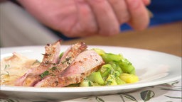 Schweinekoteletts mit Kartoffel-Gurkensalat und Frühlingsquark